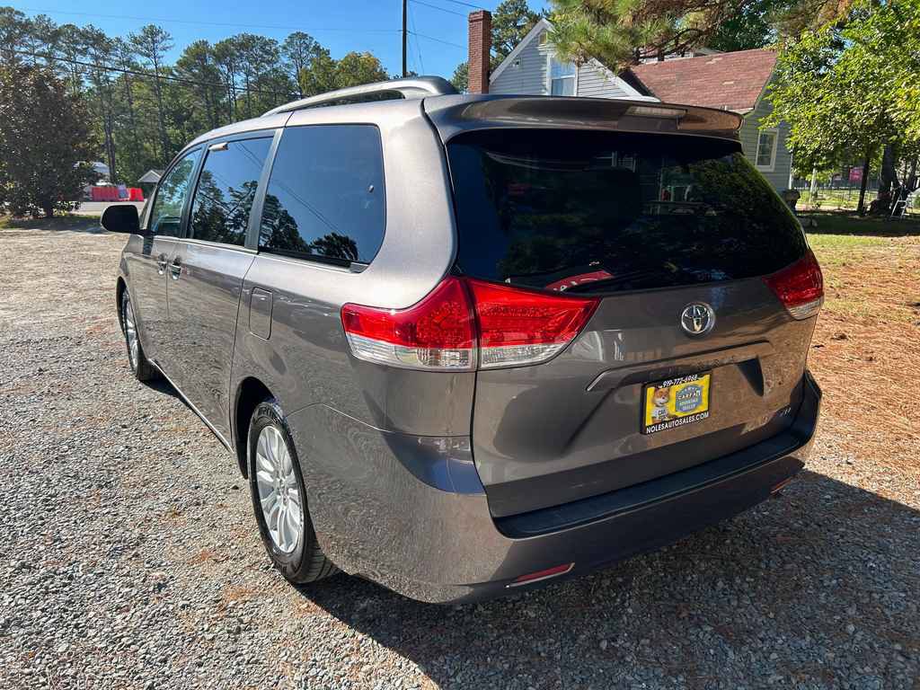 Used 2014 Toyota Sienna XLE FWD image 6