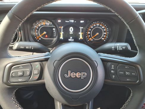 Used 2025 Jeep Gladiator Rubicon w/ Safety Group AWD/4WD image 21