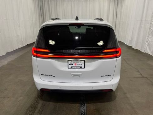 Used 2025 Chrysler Pacifica Limited FWD image 5