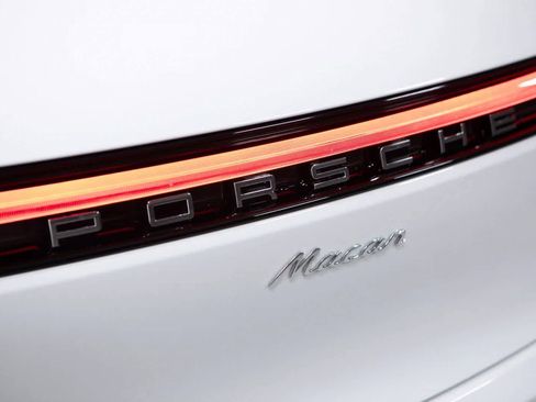 Certified 2025 Porsche Macan AWD/4WD image 35