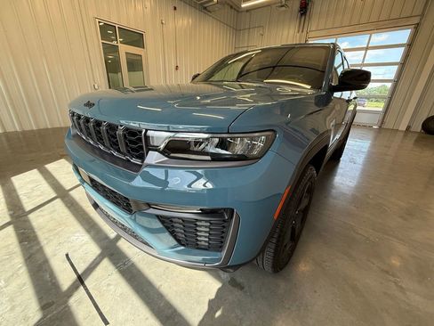 New 2026 Jeep Grand Cherokee L Limited w/ Limited Altitude Package AWD/4WD image 10