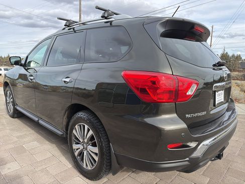 Used 2017 Nissan Pathfinder SL image 4