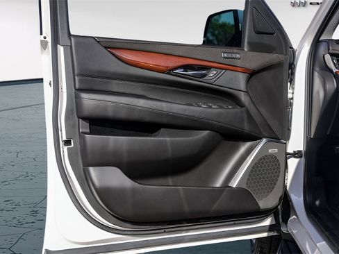 Used 2019 Cadillac Escalade Luxury image 28