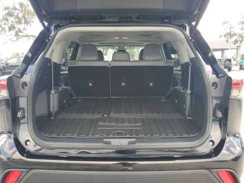 Used 2025 Toyota Highlander XLE image 11