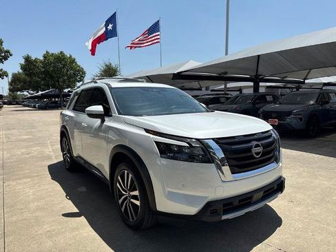 Certified 2025 Nissan Pathfinder Platinum w/ Cargo Package FWD image 8
