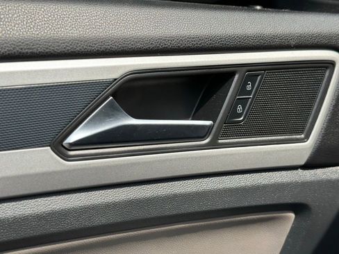 Used 2021 Volkswagen Atlas Cross Sport SE w/ Panoramic Sunroof Package image 18