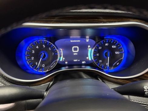 Used 2024 Chrysler Pacifica Limited FWD image 36