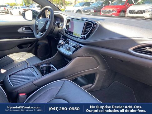 Used 2026 Chrysler Pacifica Limited FWD image 18