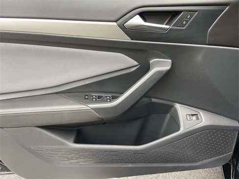 Used 2025 Volkswagen Jetta SE image 16