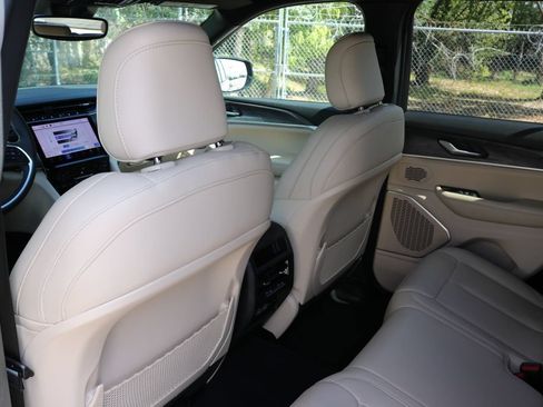 Used 2023 Jeep Grand Cherokee Limited RWD image 15