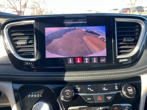 Used 2022 Chrysler Pacifica Touring-L w/ Uconnect Theater Family Group image 33