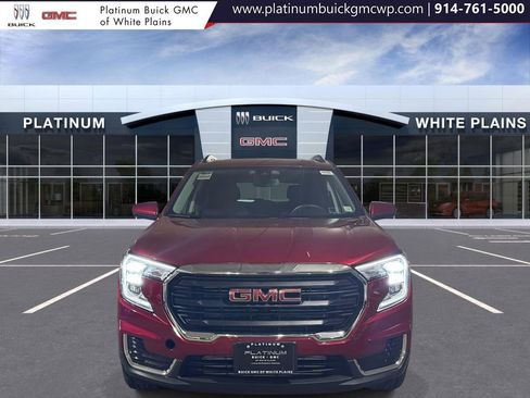 Used 2024 GMC Terrain SLE w/ Driver Convenience Package image 2