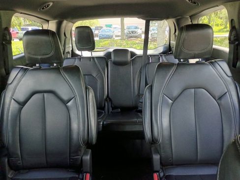 Used 2025 Chrysler Pacifica Select FWD image 14