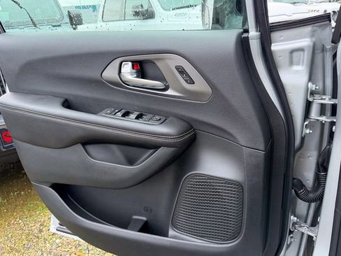 New 2026 Chrysler Pacifica Select FWD image 13