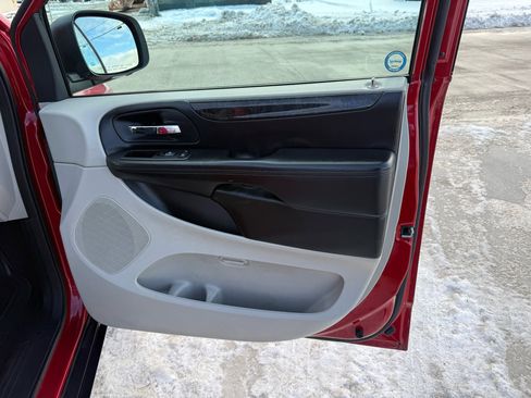 Used 2012 Dodge Grand Caravan SXT image 18