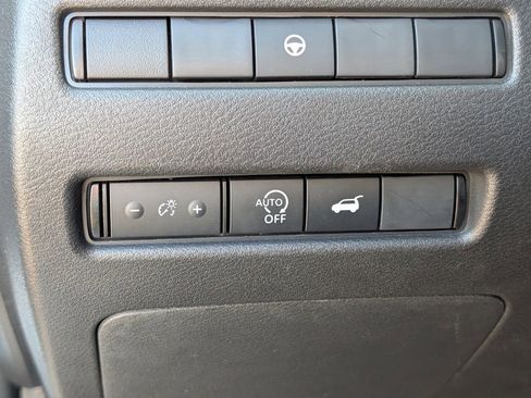 Used 2025 Nissan Rogue SV image 33