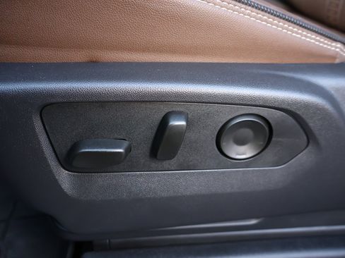 Certified 2025 Chevrolet Suburban High Country image 12