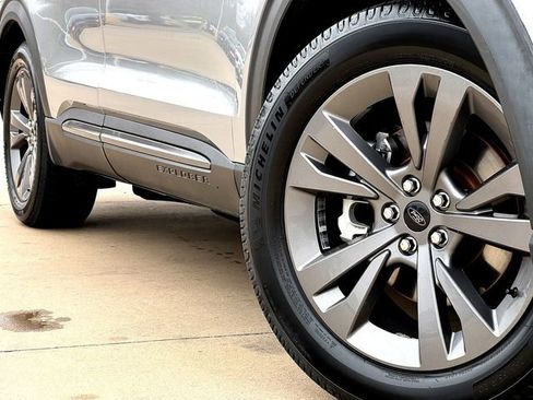 Used 2021 Ford Explorer XLT w/ Equipment Group 202A image 6