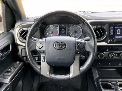 Used 2017 Toyota Tacoma TRD Sport w/ Tow Package (A/T) AWD/4WD image 9