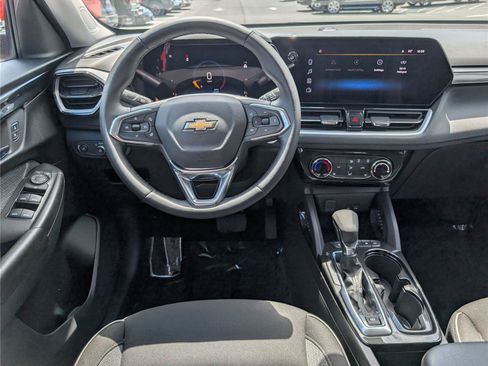 Used 2025 Chevrolet TrailBlazer LT w/ LT Cold Weather Package AWD/4WD image 16