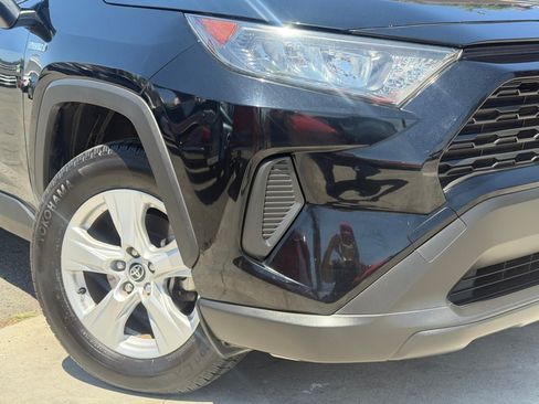 Used 2020 Toyota RAV4 LE AWD/4WD image 3