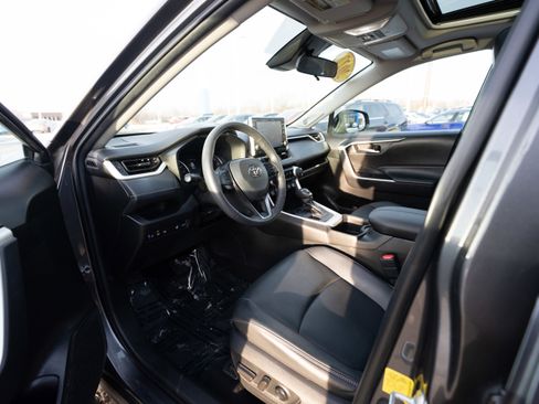 Used 2022 Toyota RAV4 XLE Premium image 8