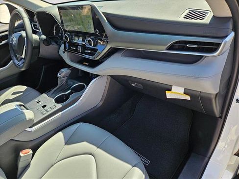 Used 2024 Toyota Highlander XLE image 21