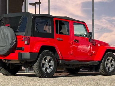 Used 2018 Jeep Wrangler Unlimited Sahara w/ Connectivity Group AWD/4WD image 14