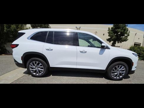 Used 2025 Buick Enclave Preferred FWD image 3