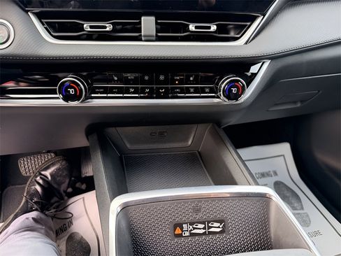 Used 2025 Chevrolet Equinox LT w/ Convenience Package II image 18