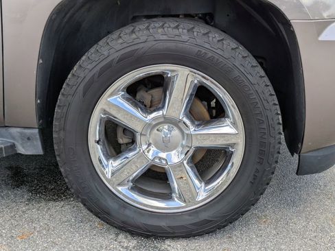 Used 2014 Chevrolet Suburban LTZ image 12