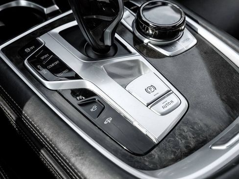 Used 2017 BMW 750i RWD image 33