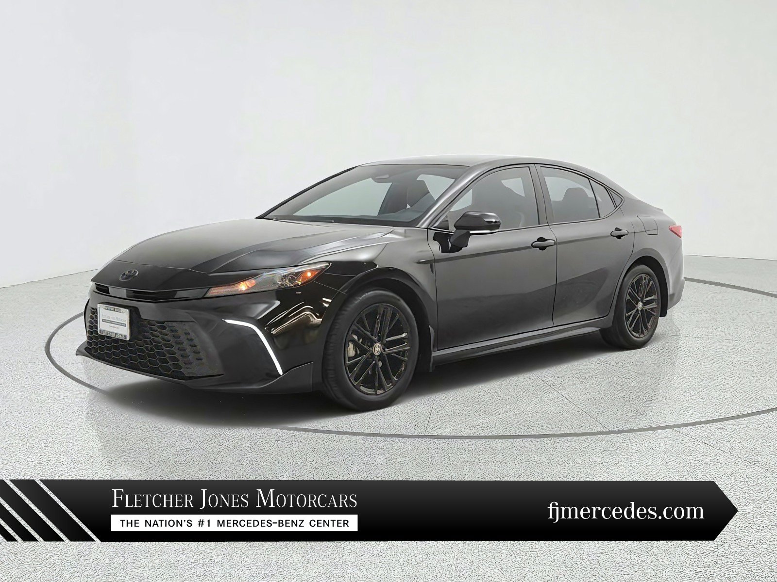 Used 2025 Toyota Camry SE w/ Convenience Package FWD image 1