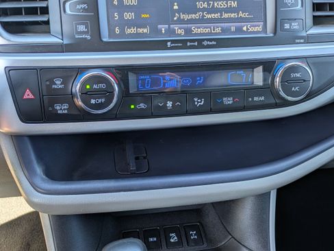 Used 2017 Toyota Highlander Limited image 27