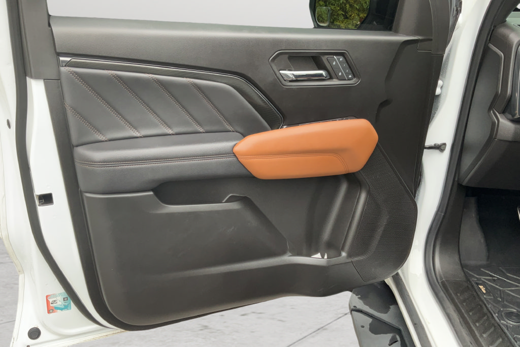 Used 2024 GMC Canyon AT4 w/ AT4 Premium Package AWD/4WD image 10