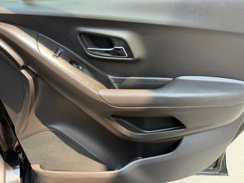 Used 2019 Chevrolet Trax LT w/ LT Convenience Package FWD image 8