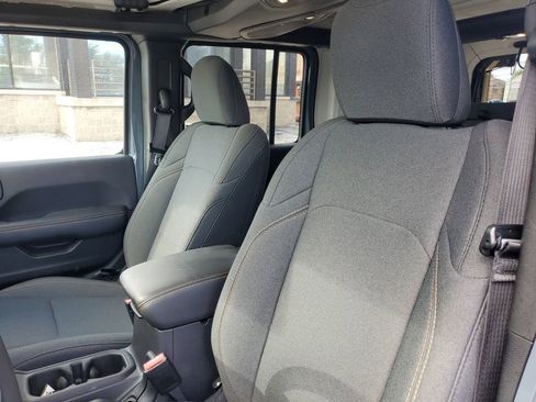 Used 2025 Jeep Wrangler Unlimited Sahara AWD/4WD image 16