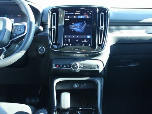 Used 2025 Volvo XC40 B5 Plus image 18