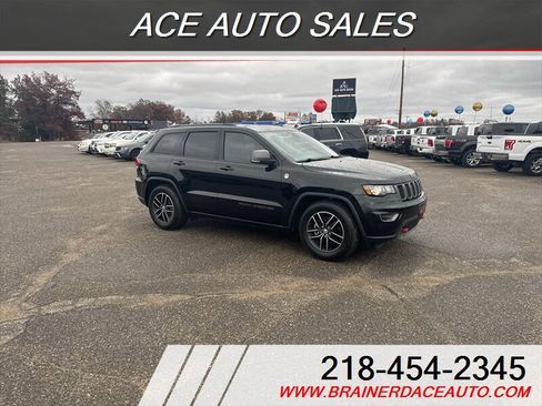Used 2017 Jeep Grand Cherokee Trailhawk image 2