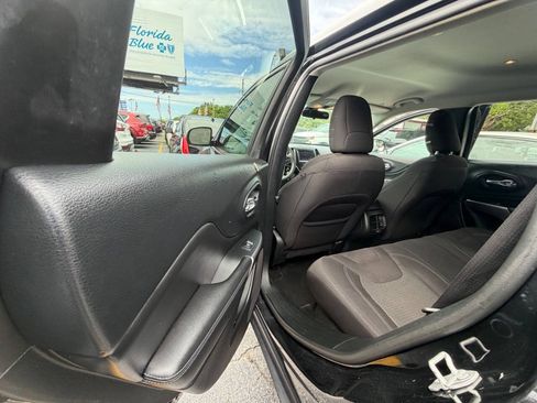 Used 2019 Jeep Cherokee Latitude w/ Popular Appearance Group FWD image 13