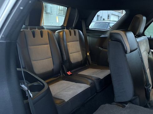 Used 2017 Ford Explorer XLT w/ XLT Appearance Package image 14