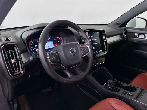 Used 2019 Volvo XC40 T5 Momentum image 9