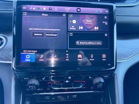 Used 2024 Jeep Grand Cherokee Limited image 21