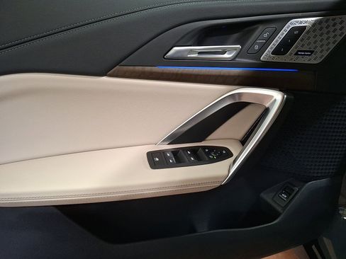 Used 2025 BMW X1 xDrive28i w/ Technology Package image 9