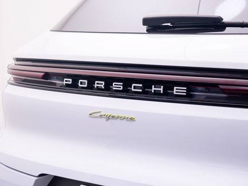 Certified 2024 Porsche Cayenne AWD/4WD image 34