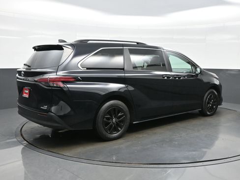 Used 2022 Toyota Sienna LE w/ LE Plus Package AWD/4WD image 6