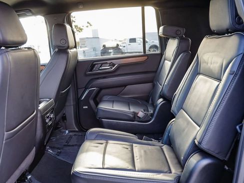 Used 2025 GMC Yukon XL Denali AWD/4WD image 32