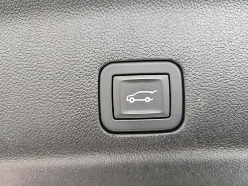 Used 2025 GMC Yukon XL Denali w/ Advanced Technology Package image 19