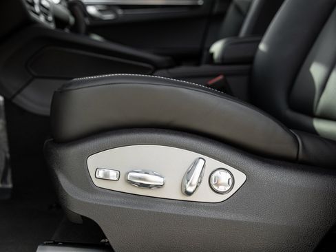 Used 2025 Porsche Macan Turbo image 22