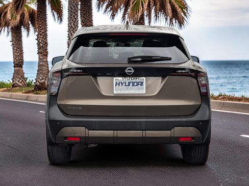 Used 2025 Nissan Kicks SV FWD image 6